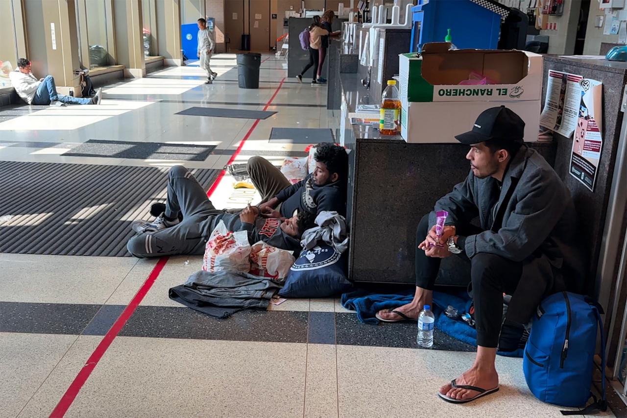 Chicago migrants shelter weather