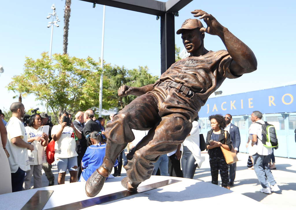 Jackie robinson statue kansas