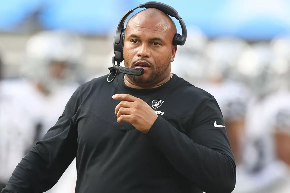 Antonio pierce raiders head coach