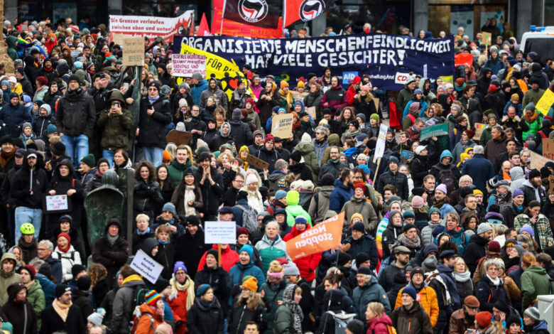 Chemnitz protesters extreem fireworks rioting demonstration rechtse exposes sparked syrian jailed protests jail sentenced duitsers vormen zes opgepakt liepen zomer