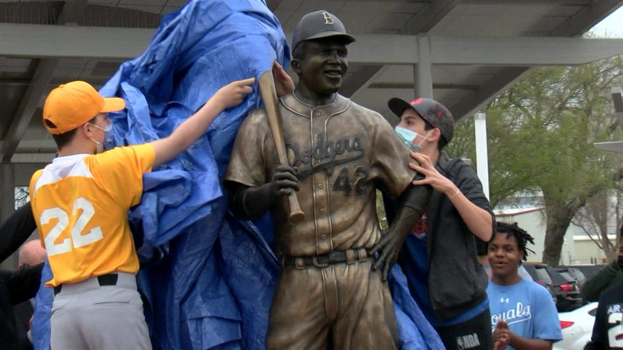 Jackie robinson statue kansas