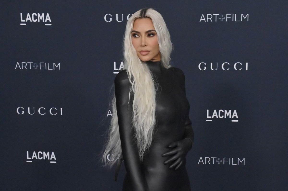 Kim kardashian balenciaga zac posen swans