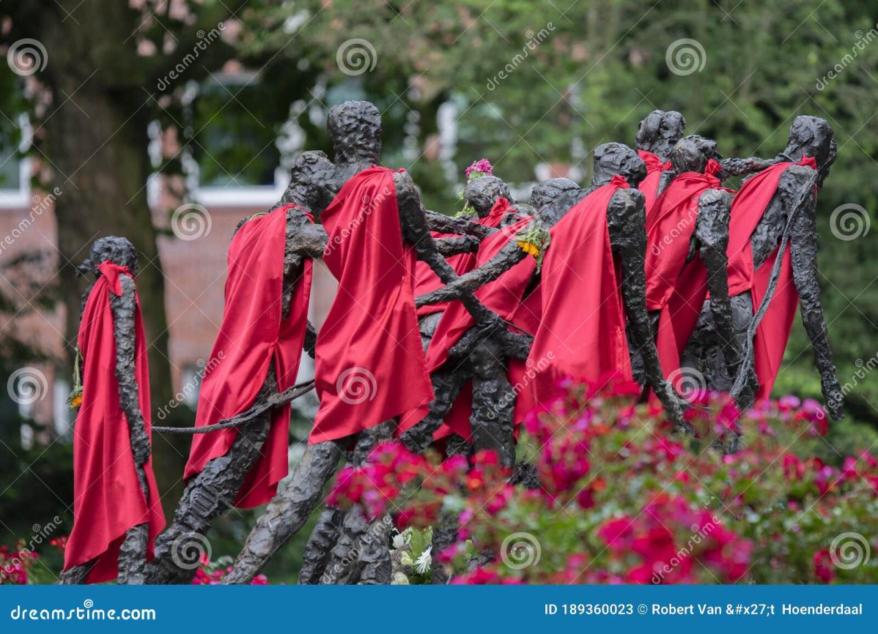 Slave sculptures slavery monument chains former alamy near