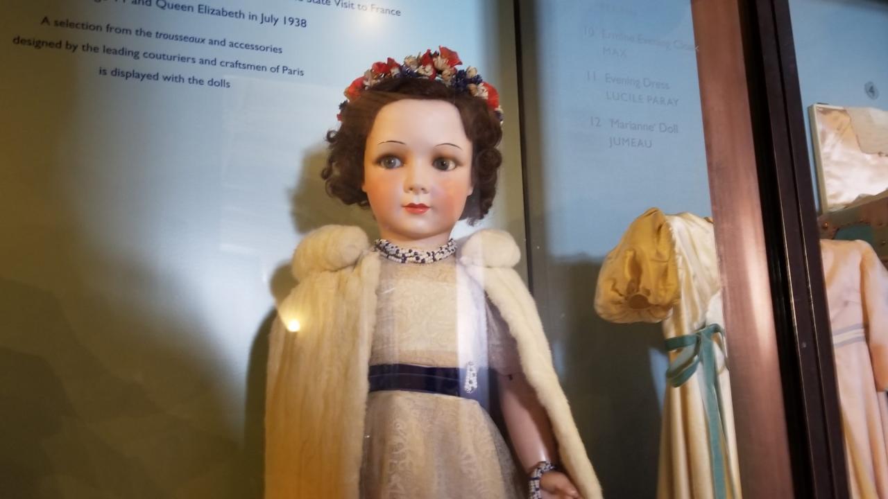 Uk royal dolls house windsor